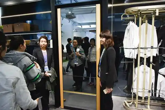 这是可以自动叠衣服的衣柜,有了它,真是可以懒到家了!