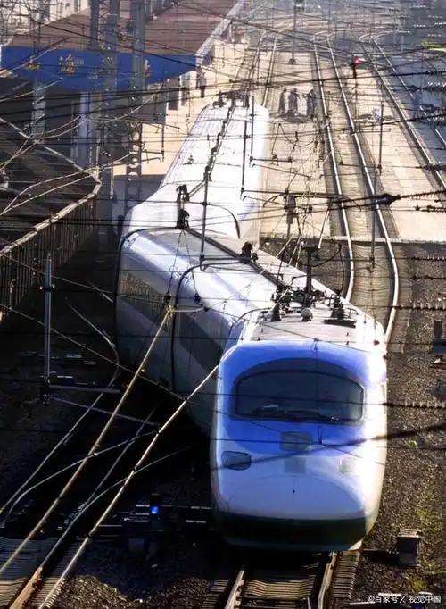 有50%的高铁列车走现有的老铁路进入北京站,而秦沈客运专线和津秦城际