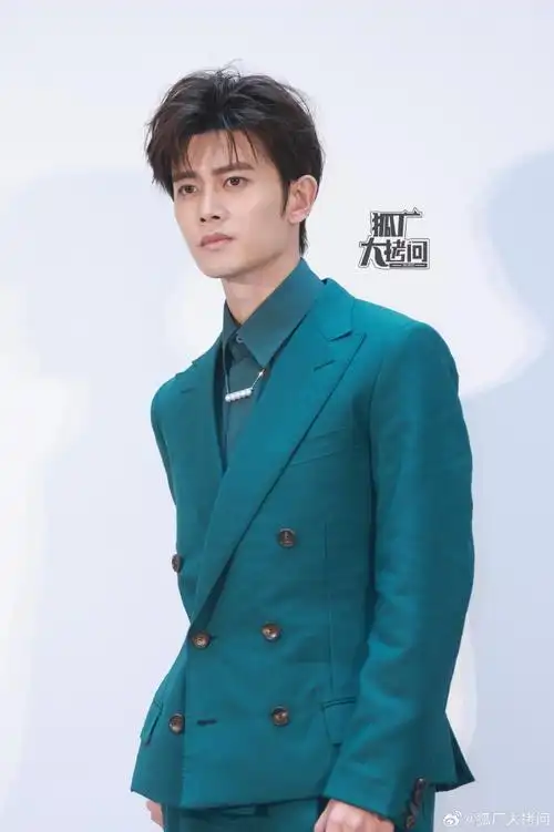 任嘉伦墨绿西服套装