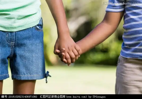 牵着手的兄妹俩