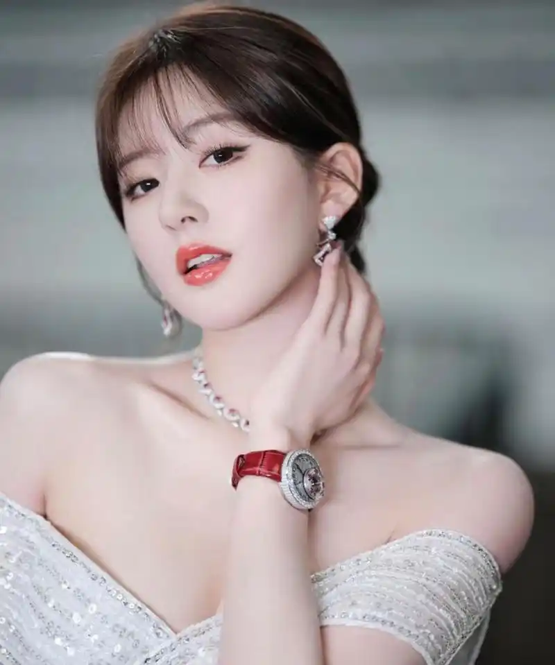 1,李晨现在依旧喜欢收集各类石头,他觉得这是他真正的爱好,只是大众不