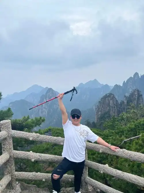 黄山那么远谁去啊#登黄山天下无山 #拍照姿势 #保持热爱奔赴 - 抖音