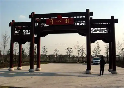 门楼多以青砖建造,采用磨砖雕花工艺,素雅的色彩,高