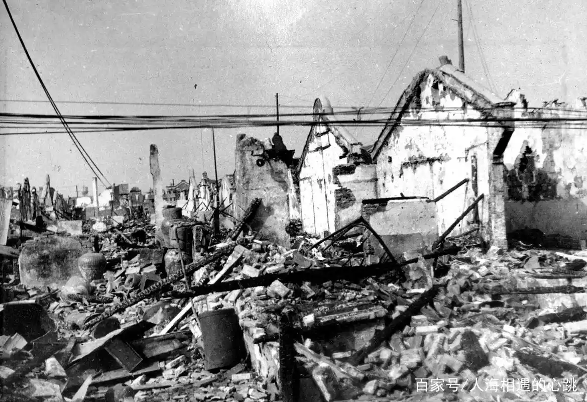 1937年12月,南京郊外被日军炮击后的民房.