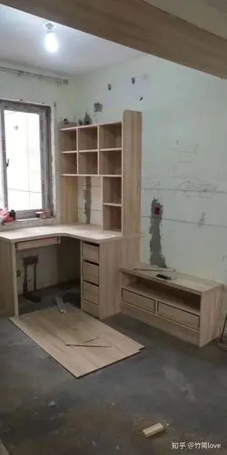 木工师傅作品转角书桌顶部预留了挂机空调的位置这个免漆板的颜色很多