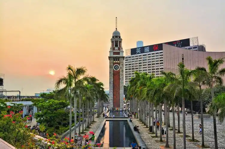 基督教青年会旁的人行地下道前往香港文化中心,然后往右步行向钟楼