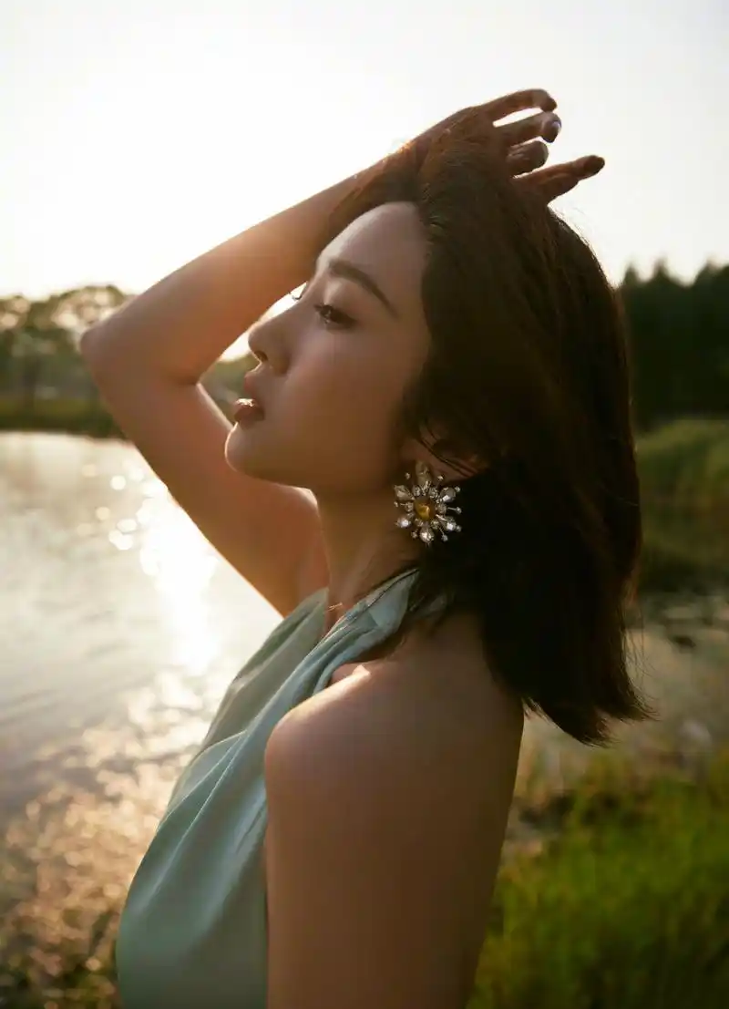 《每日一星》唐艺昕身穿镂空后背装,性感中带着甜美