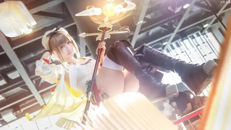 伊织萌cos莱莎2迷人的肉腿让你大饱眼福