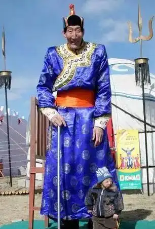 世界上最小的小矮人,来自中国21岁身高只有几十厘米
