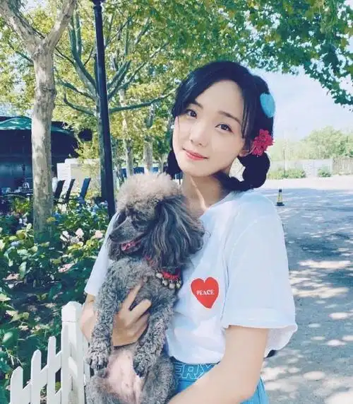 吕小雨终于穿短裤了露腿后堪比法国法棍小孩子都没法相比