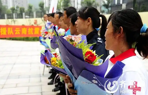 迎接他们的,是鲜花和掌声.(齐鲁网记者李淼摄)