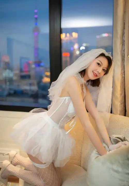 艺轩性感婚纱气质大美女性感吊带网袜高跟美腿撅臀人体