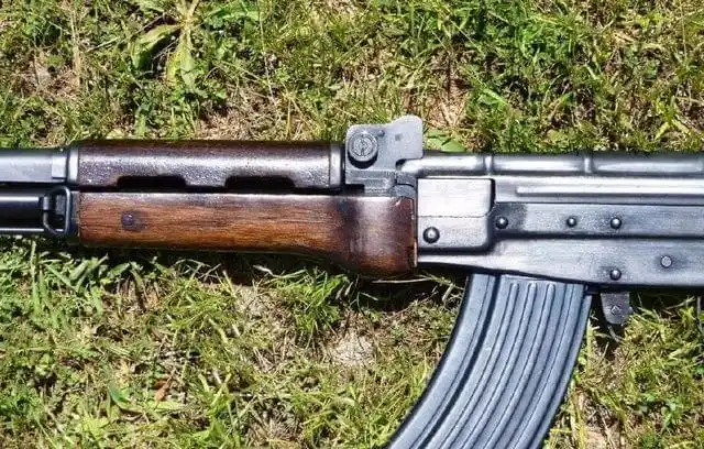 的称81式自动步枪采用折叠金属枪托的称81-1式自动步枪(又称八一杠)