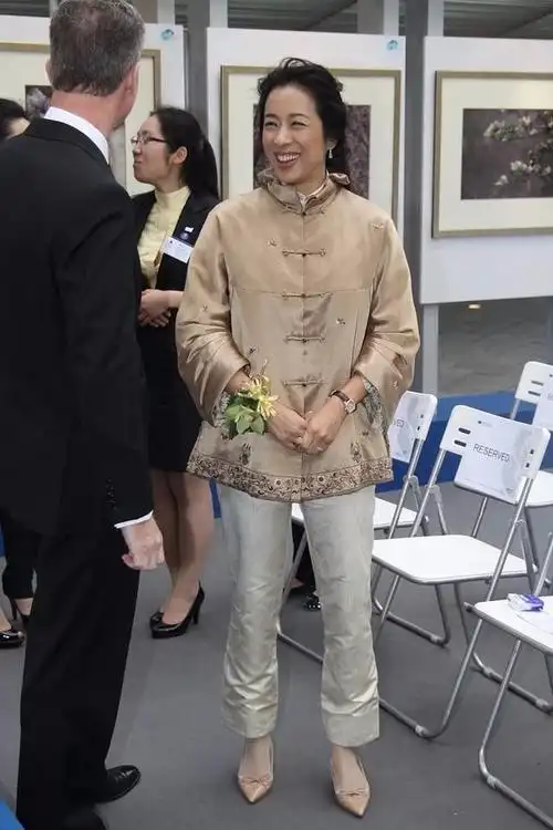 62岁朱玲玲出席活动,穿刺绣绸缎搭高跟鞋,老了还很优雅大气!