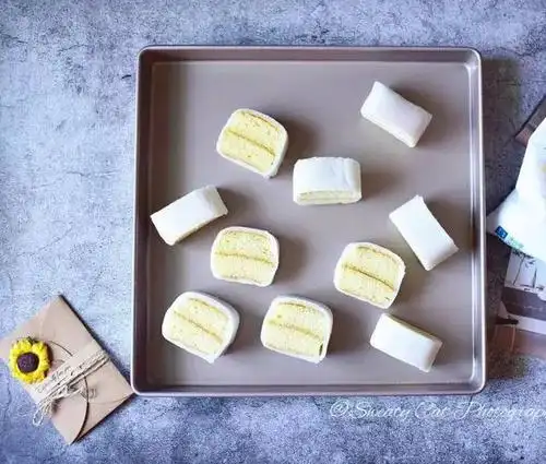 放入蛋糕卷起包好,再包好保鲜膜后放冰箱冷藏后切块食用.