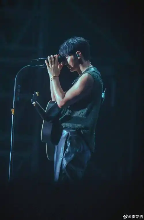 李荣浩佛山演唱会##李荣浩手臂肌肉