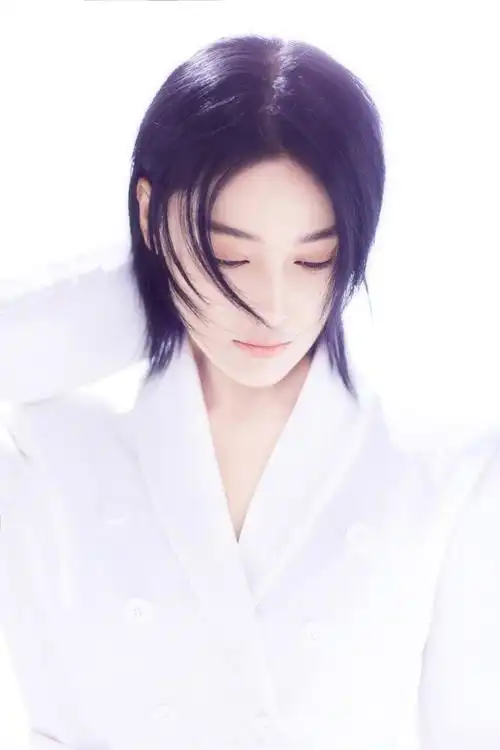 张馨予最新短发造型帅气写真图片