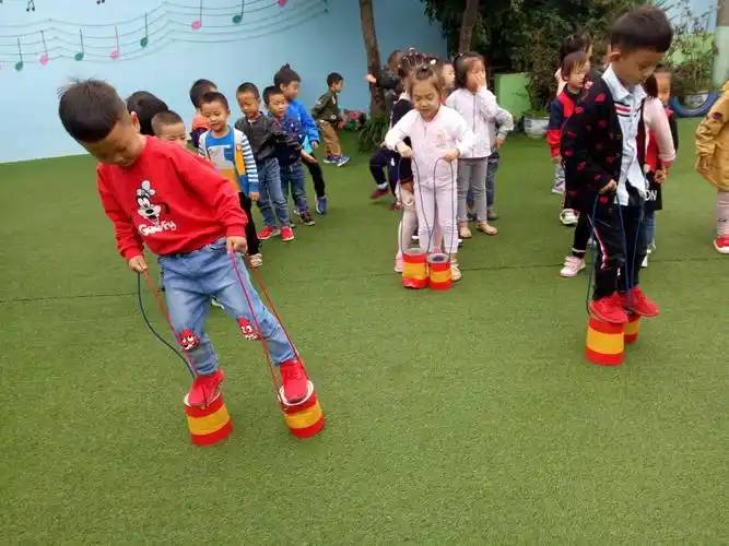 课间游戏——踩高跷
