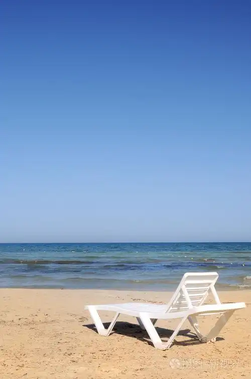 蓝天下海滩上的躺椅
