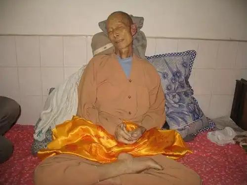 静清师父在往生后四十多小时肢体还柔软,打坐随意,笑容可掬.
