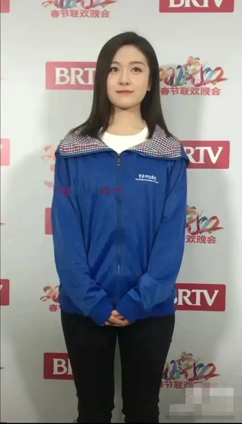 李兰迪穿校服清纯美丽身材是胖的像大妈但眉目清秀看着舒服