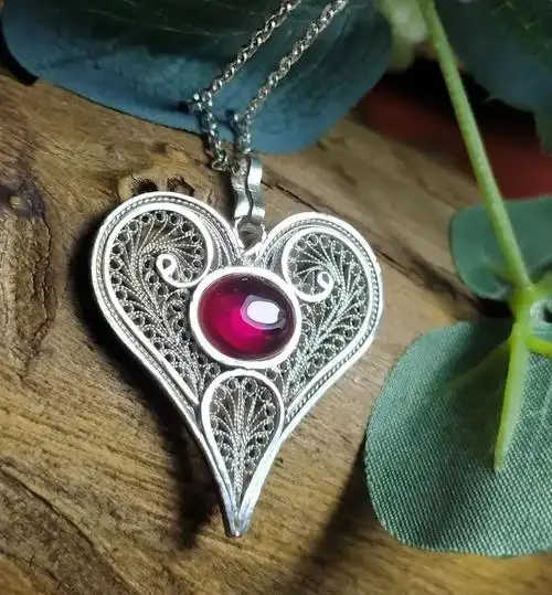 好可爱的花丝镶嵌心心吊坠