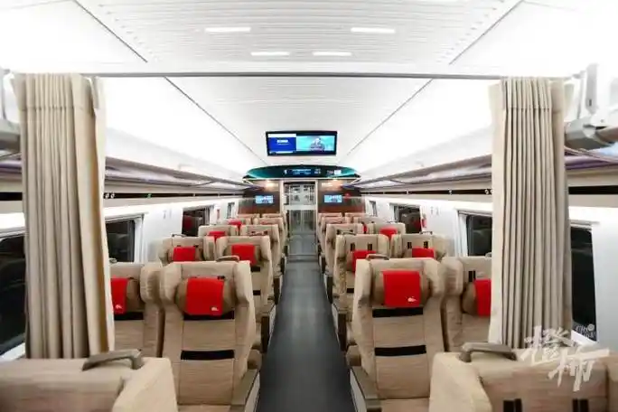 其中首尾车厢为商务座,一等座,餐车在5号车厢.