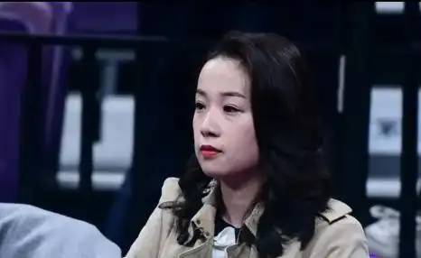 见证杨鸣人生当中的这一重要时刻,杨鸣妻子唐佳良很少出现在球馆当中