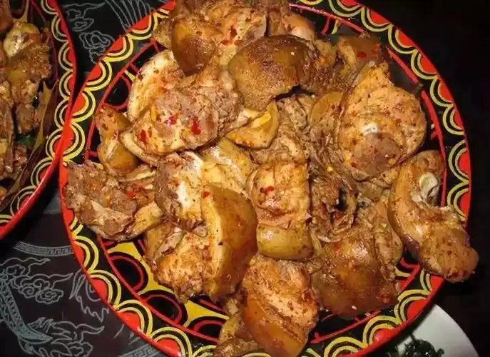 彝族坨坨肉一道体现了彝族豪爽性格的美食