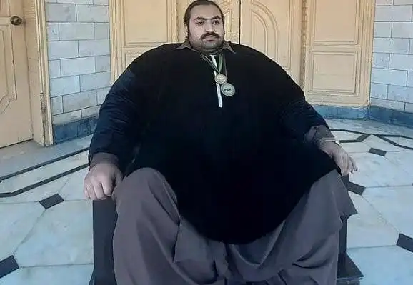 巴基斯坦"巨人"彪悍的人生,不需要解释