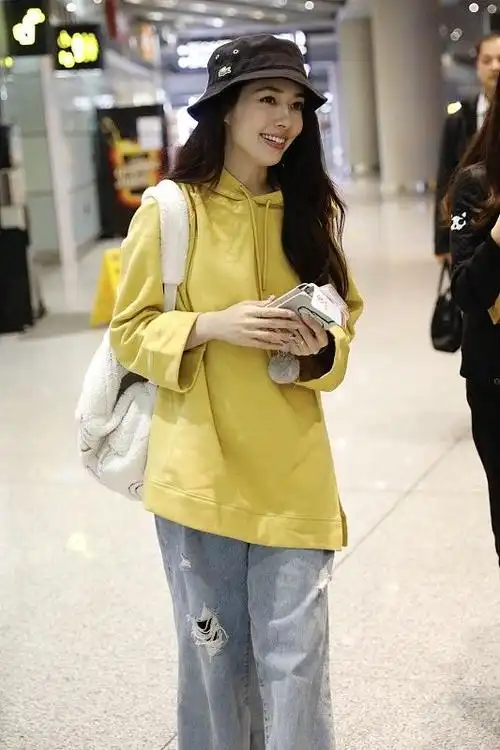 郭碧婷的颜值真高,街拍生图都不失美感,宽松服饰随手搭都很时尚|服饰