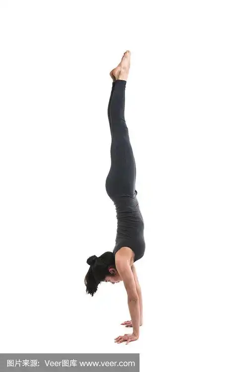 年轻女子示范瑜伽倒立姿势