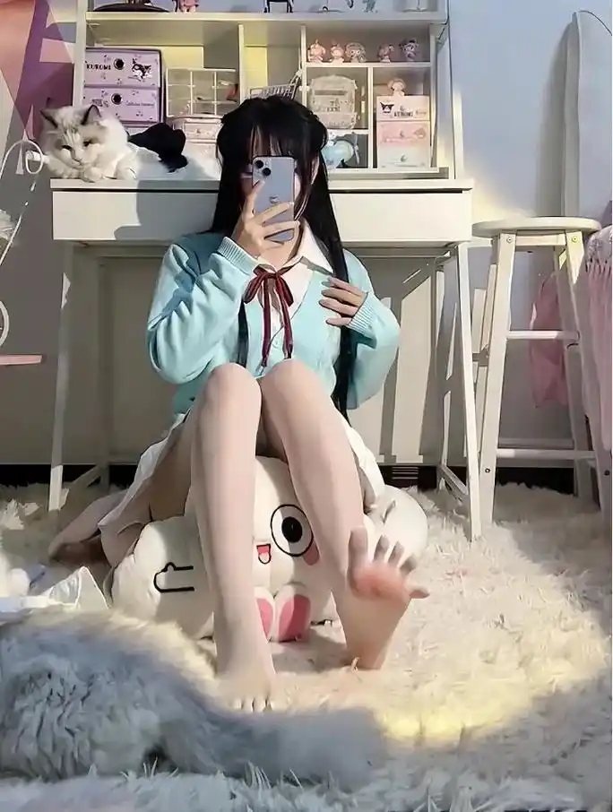 网瘾少女的日常 #女生打游戏 #白色过膝袜 #不露脸系列 - 抖音