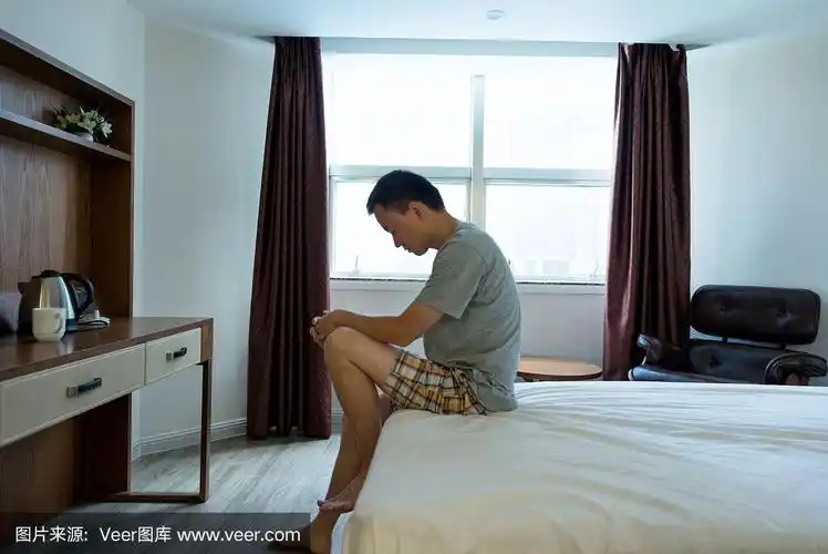 坐在床边的男人