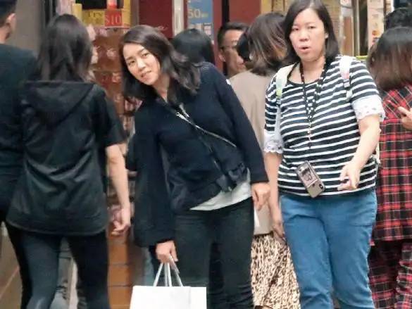 56岁黎明携妻女亮相引轰动,小19岁娇妻身材丰腴很旺夫,女儿五官精致很