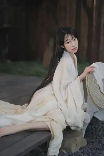 原创95后美妆博主现身如涵之夜穿汉服手拿折扇生图颜值也抗打