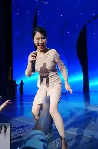 任静都是老太太了还穿紧身衣扎丸子头p成无皱纹少女不假吗