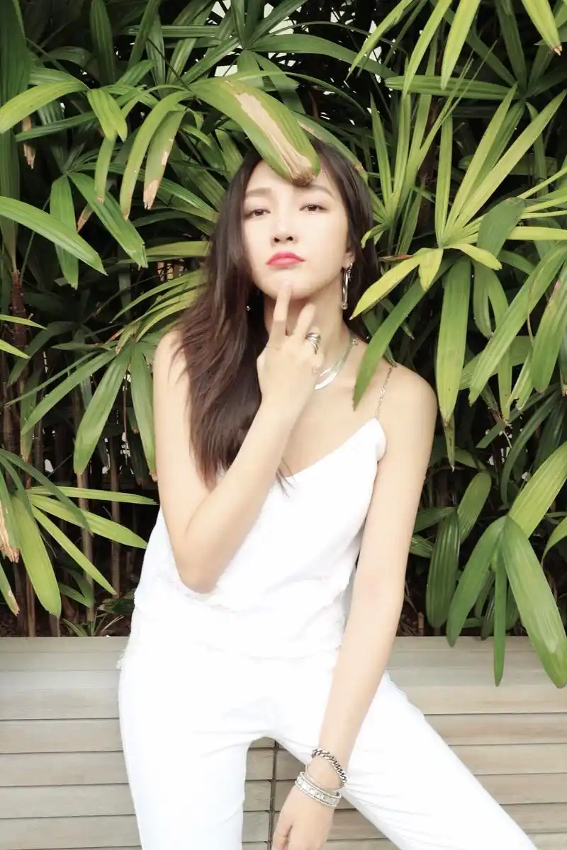 "浪姐"孟佳甜美可人,身材高挑,性感妖娆,才华和颜值并存