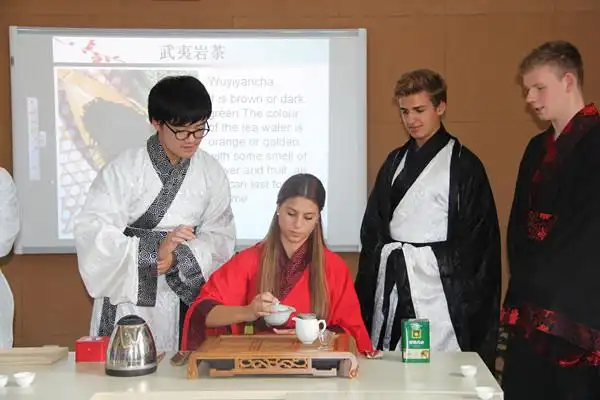 上海市工商外国语学校:国际文化交流学生团队促中外学生共同成长