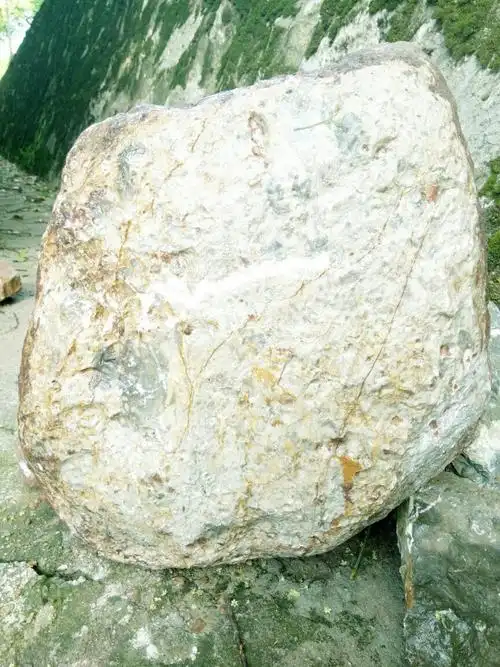 我一块乳白色色的大石头,是什么石头?