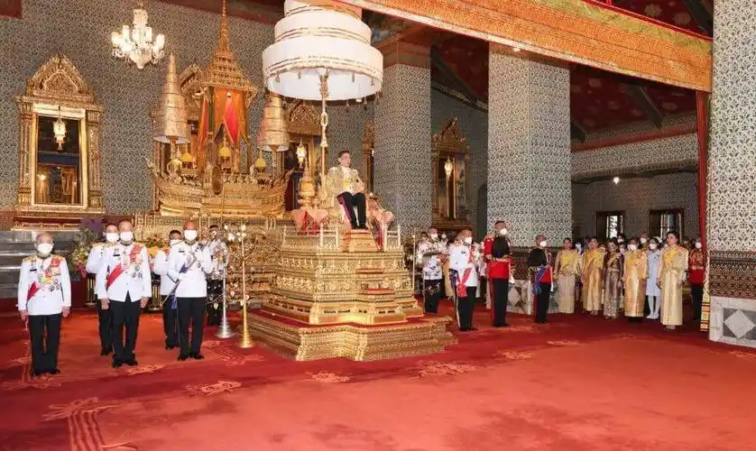 结束后,玛哈·哇集拉隆功国王携王室成员一行乘车返回杜实王宫律实宫