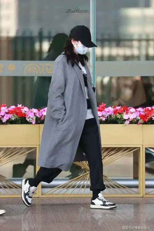 原创迪丽热巴久违走机场穿灰色大衣细腿抢镜浓眉大眼气质好干净