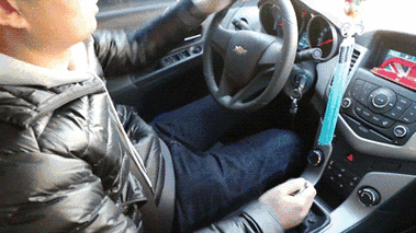 如何能又快又稳起步,一方面是多加练习,掌握油门开度;另一方面,手动挡