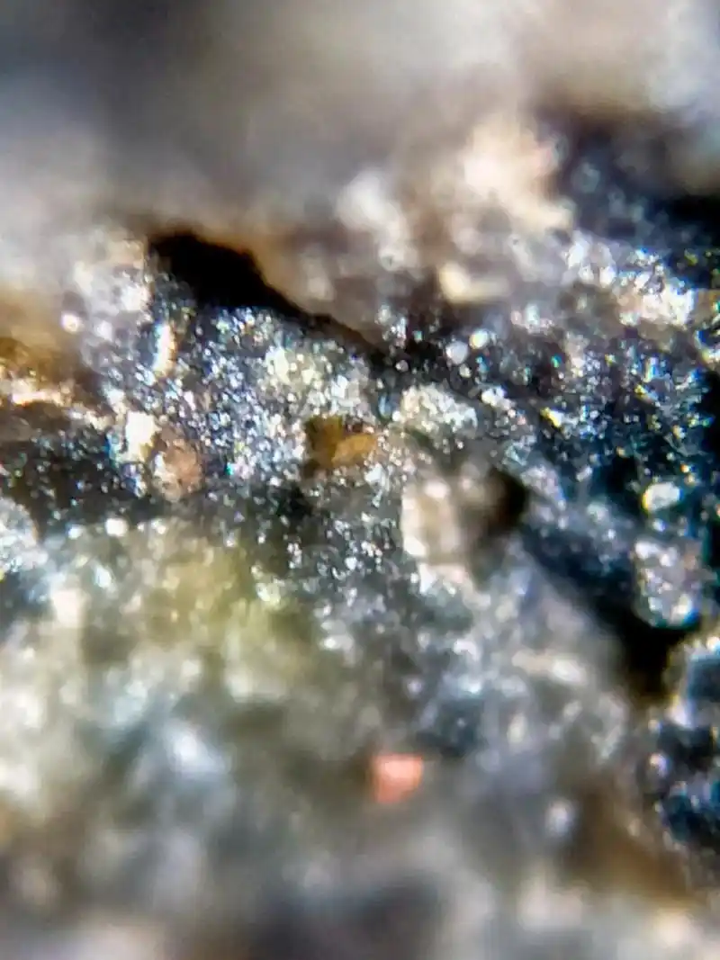 显微镜下橄榄石陨石 虽然照片拍摄的不是很清晰,但也可以看出来 - 抖