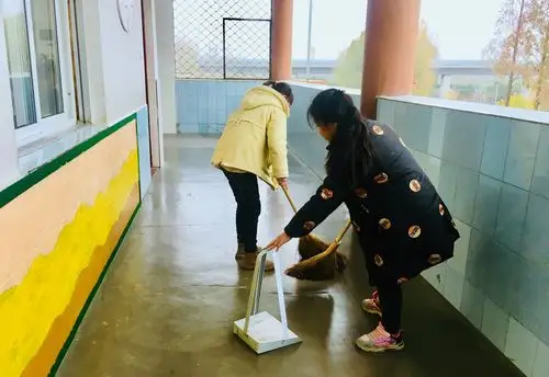 在此次活动中,各班级严格按照评比要求,细致彻底地进行了班级大扫