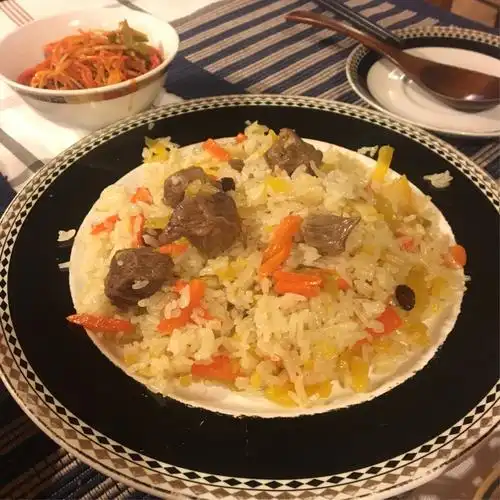 手抓饭(当然我们是用筷子吃的),羊肉很嫩哦,上面还有葡萄干