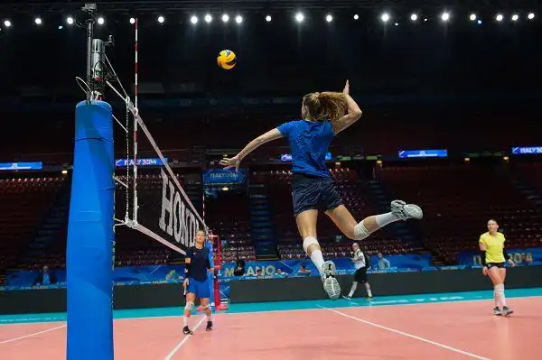 图文女排世锦赛奖杯奖牌跃起扣球