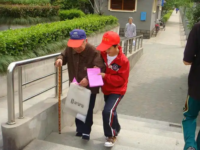 扶老年人过马路