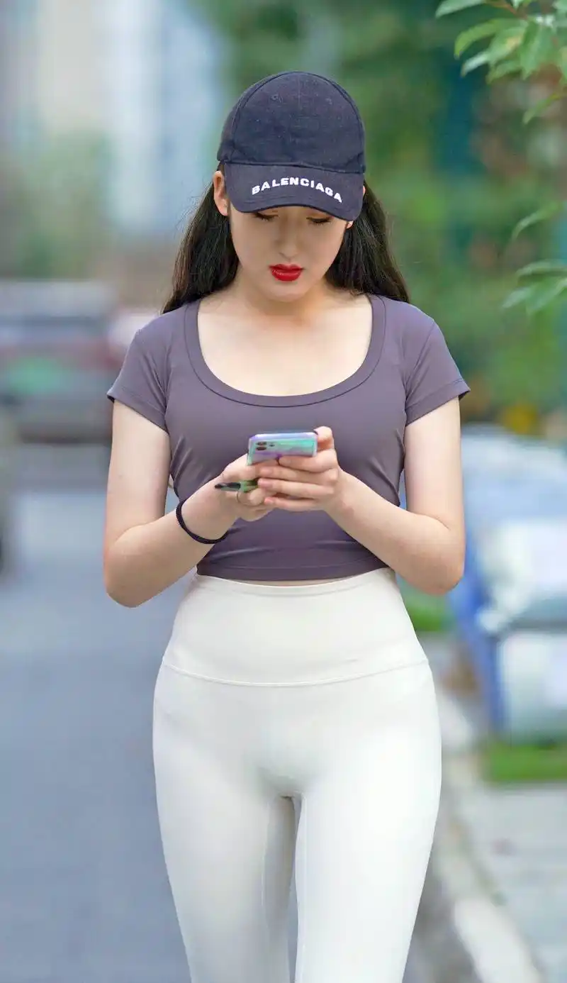 毛边短裤搭配大领口针织t恤,展现出优美的曲线,适合夏季的各种场合