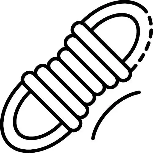 一个男孩在攀爬绳子